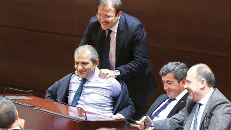 Ak Partili vekillerden Meclis'te masaj arası - Resim: 2