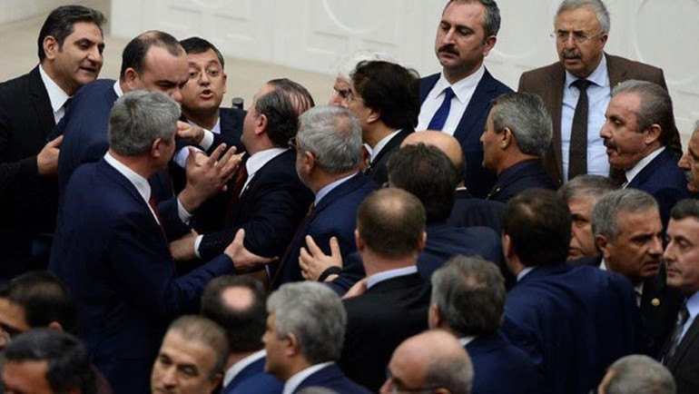 Meclis Genel Kurulu'nda gerginlik - Resim: 2