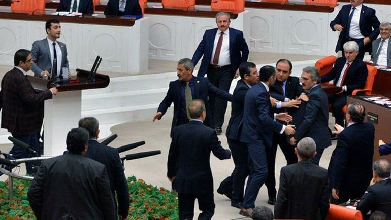 Meclis Genel Kurulu'nda gerginlik - Resim: 4