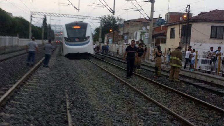 İZBAN vagonuna lokomotif çarptı - Resim: 4
