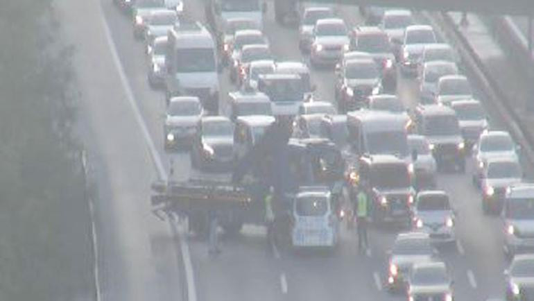 İstanbul'da trafik yoğunluğu: Çekiciyle kapattılar! - Resim: 1