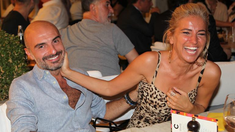 Burcu, sevgilisini öpücüklere boğdu - Resim: 1