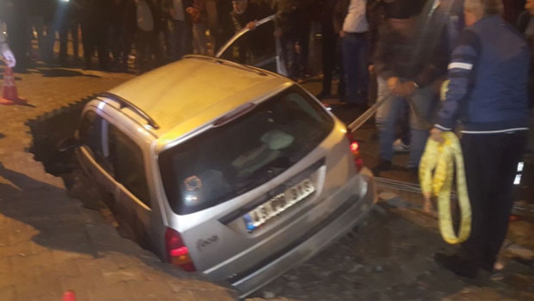 Yok artık! Yol çöktü otomobil gömüldü - Resim: 2