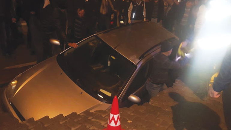 Yok artık! Yol çöktü otomobil gömüldü - Resim: 4