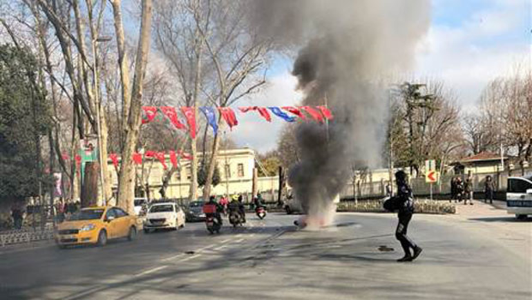 Dolmabahçe Sarayı önünde hareketli dakikalar - Resim: 1