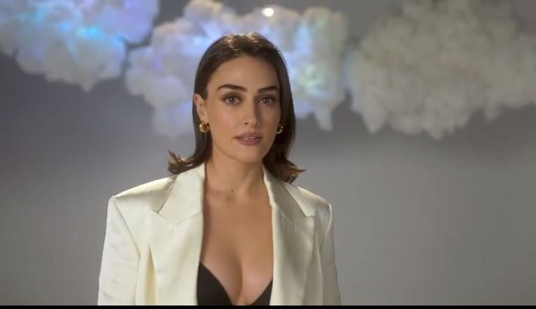 Esra Bilgiç'in iç çamaşırı reklamı olay Victoria's Secret mankeni oldu 'Ne yaptın Halime bacı' - Resim: 1