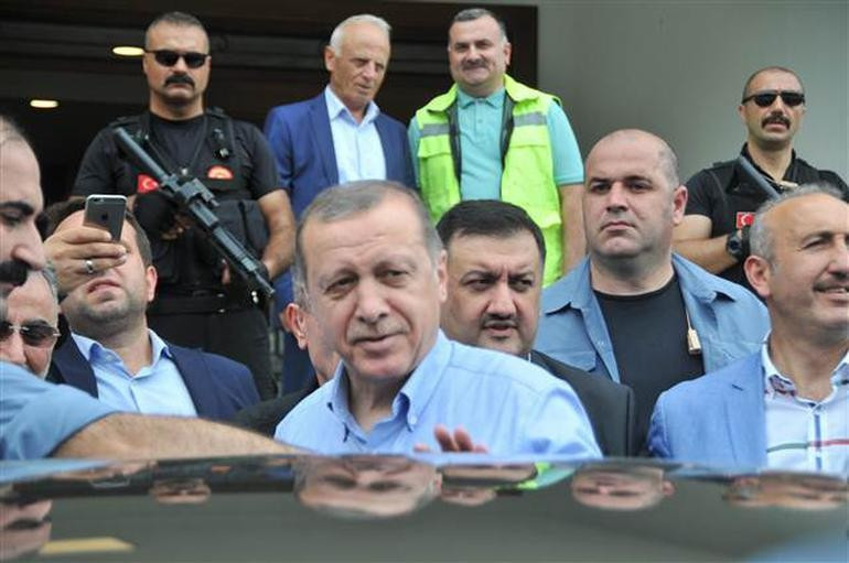 Cumhurbaşkanı Erdoğan'ı gören Rizeliler yola atladı! - Resim: 1