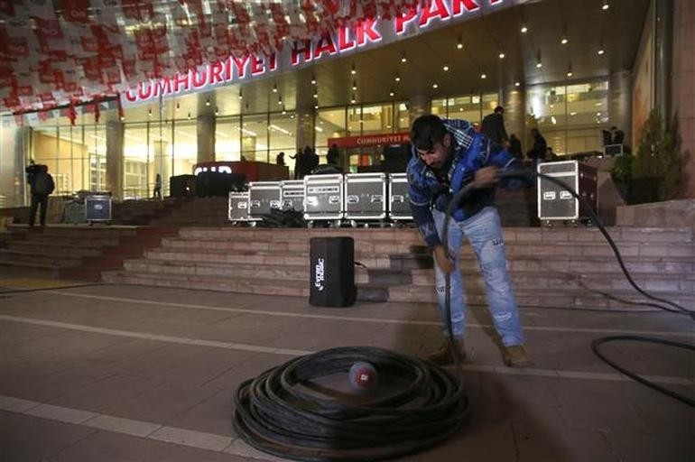 CHP Genel Merkezi önünde silah sesleri - Resim: 4