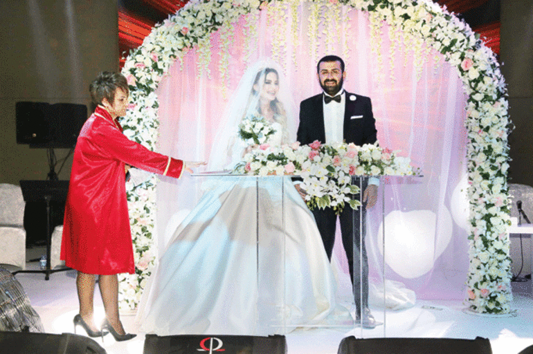 Ünlü türkücünün kızı evlendi! Kilo kilo altın taktılar - Resim: 3