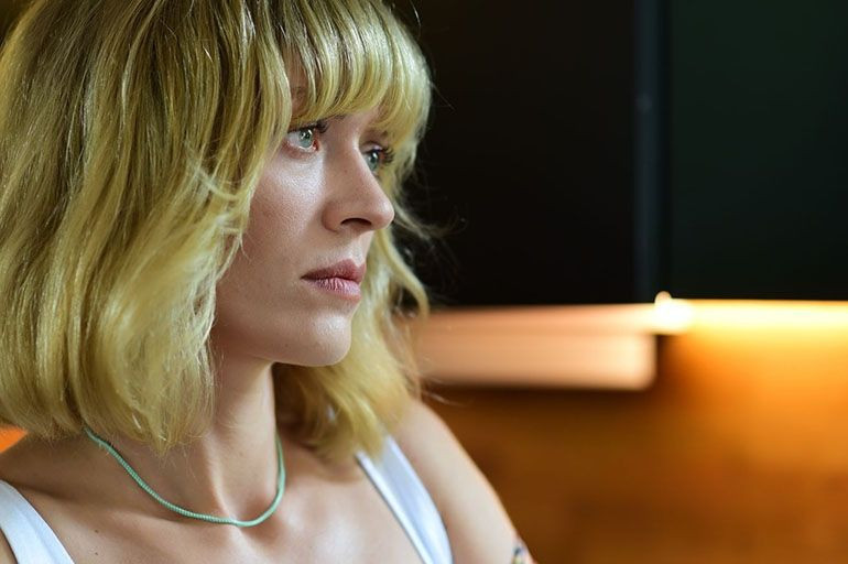 İnce siyah çoraplarıyla süper miniyi çekti! Hazal Türesan Instagram'ı yaktı geçti - Resim: 1