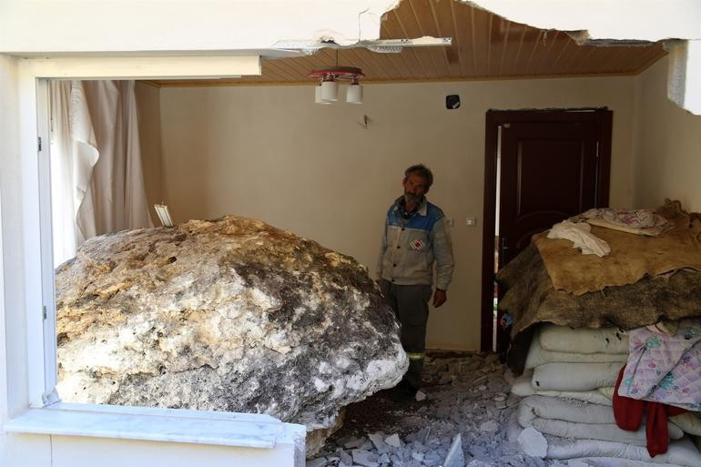10 tonluk kaya pencereden eve girdi - Resim: 2