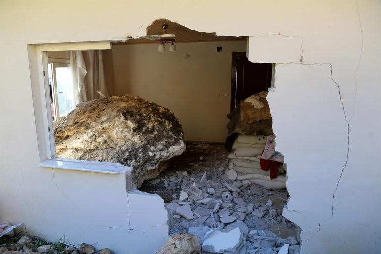 10 tonluk kaya pencereden eve girdi - Resim: 3