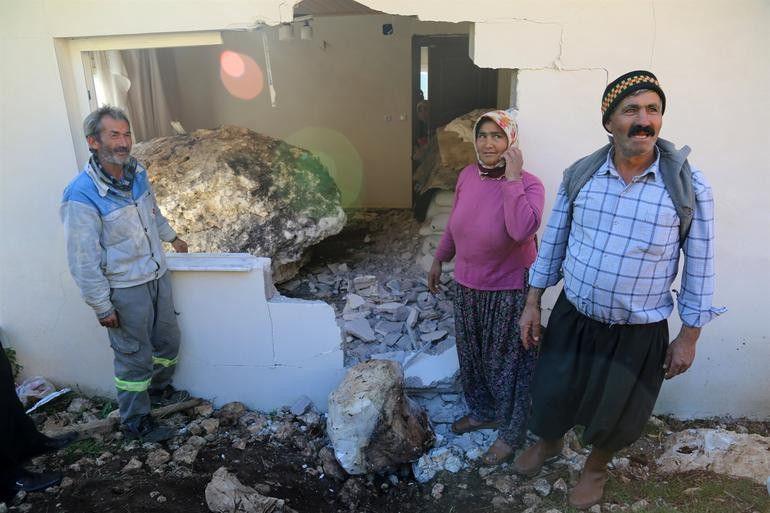 10 tonluk kaya pencereden eve girdi - Resim: 4