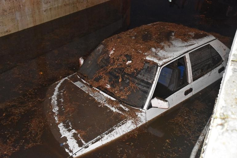 Yağmur ve sel Antalya'da tarım arazilerini Kırşehir'de arıları vurdu - Resim: 3