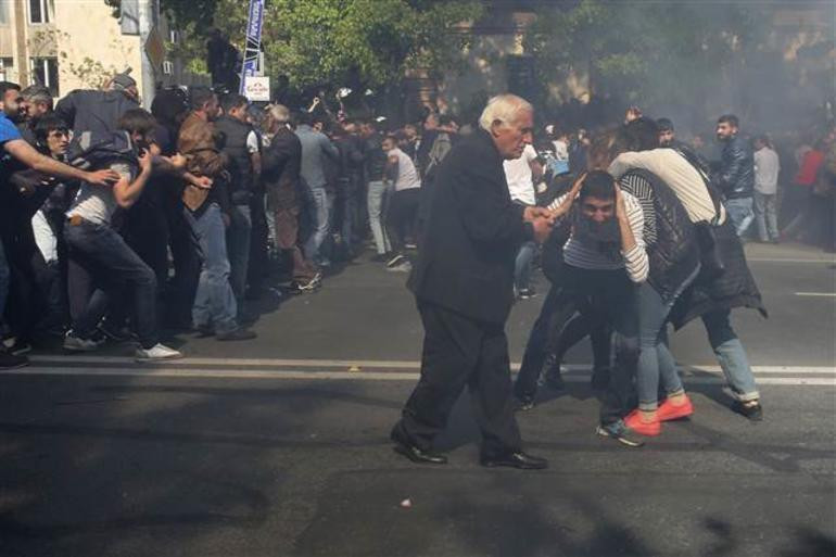 Ermenistan'da sokaklar fena karıştı! - Resim: 3