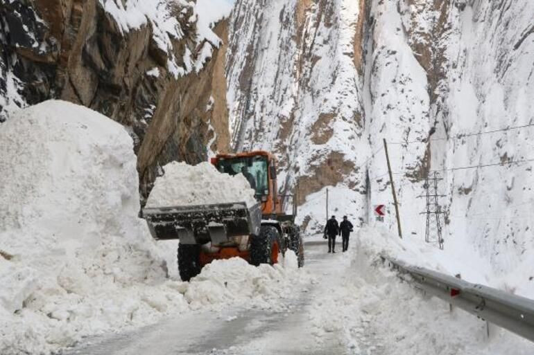 Karayolunda 4 ayrı noktaya çığ düştü! Yolcu minibüsündekiler son anda kurtuldu - Resim: 2