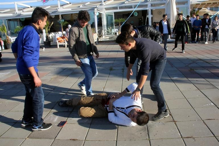 Kadın sokaklarda süründü cümle alem durdu izledi - Resim: 4
