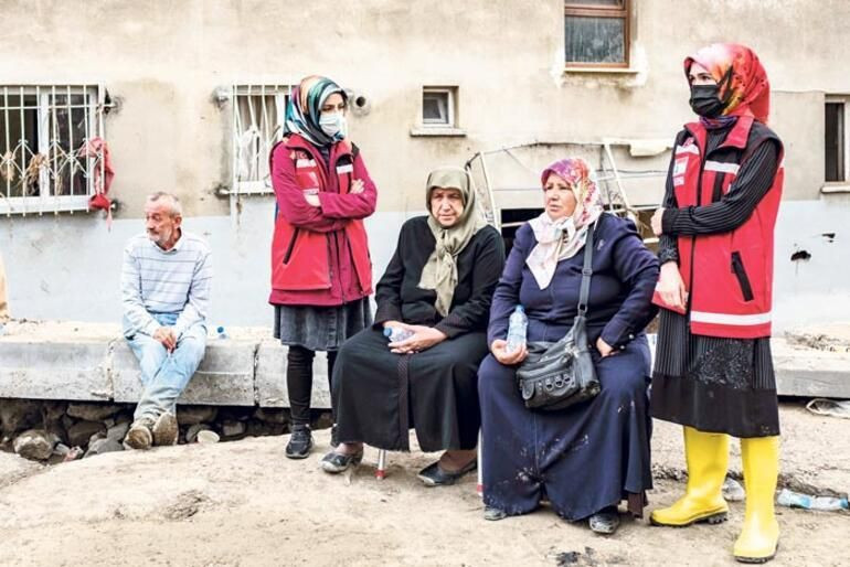 Acı bekleyiş sinir krizi geçirtiyor! İnşallah su götürmemiştir de enkazdan cesetleri çıkar - Resim: 1