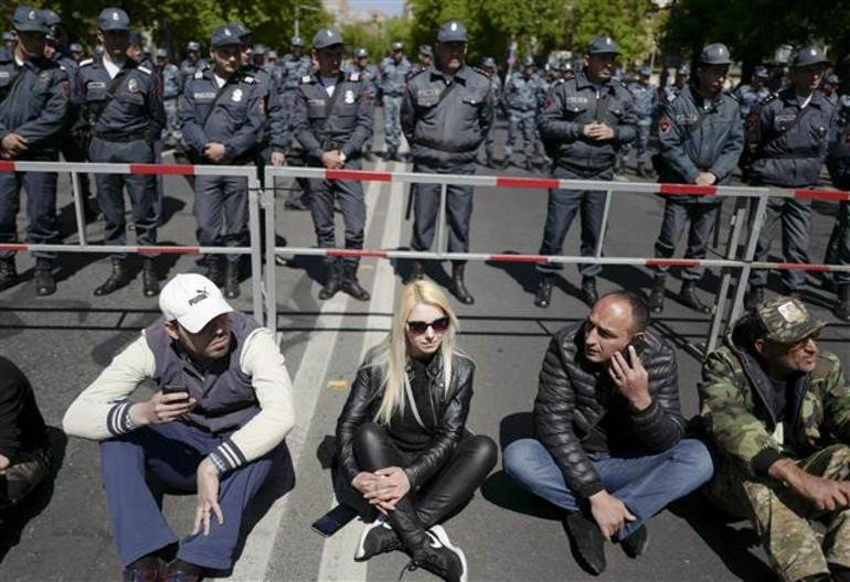 Ermenistan'da sokaklar fena karıştı! - Resim: 4