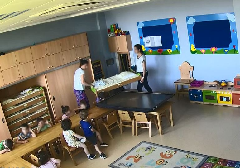 Kreşte çocuğa dayak kamerada! Çocukları ellerini arkadan bağlayıp uyutmuşlar - Resim: 3