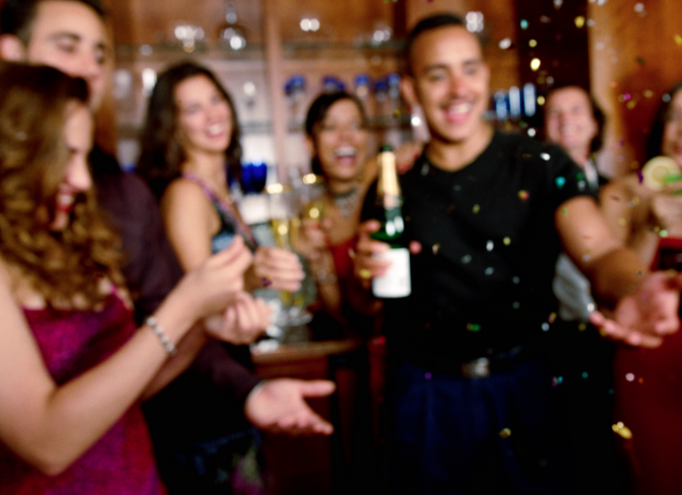 Çılgın partiler ifşa oldu! Gündüz silikon gece seks vadisi - Resim: 3