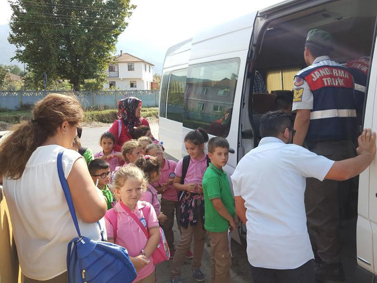 Öğrenci servisinde Jandarmayı dumur eden görüntü - Resim: 4