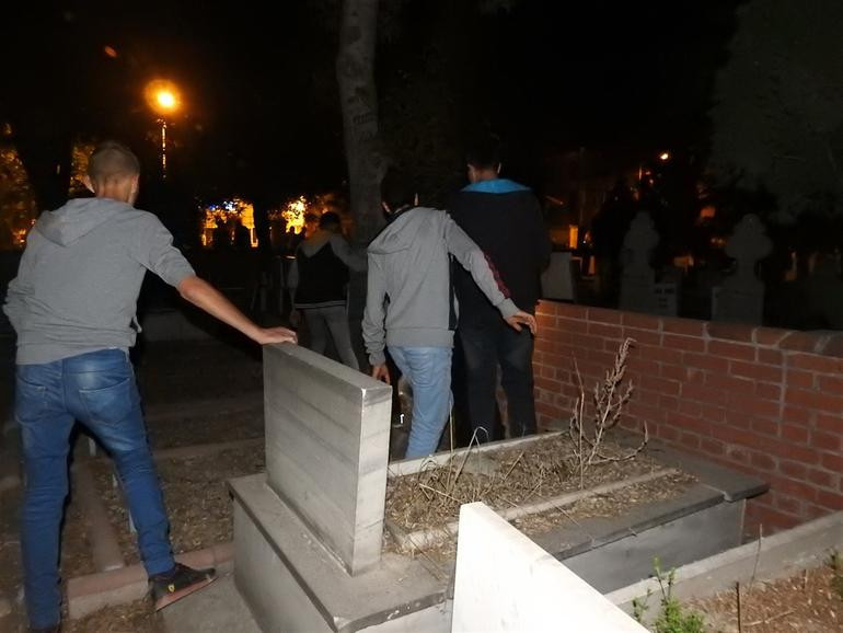 'Mezarlıktaki gizemli kız' için fotokapan - Resim: 4