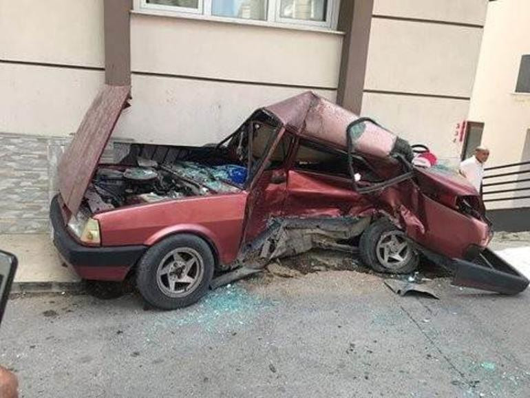 Sürüklenen otomobil evin odasına daldı, herkes şoke oldu - Resim: 1