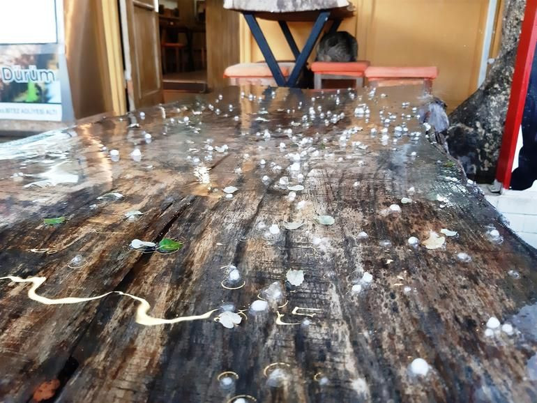 Bodrum'da bir anda bastıran yağmur sokakları göle çevirdi. - Resim: 1