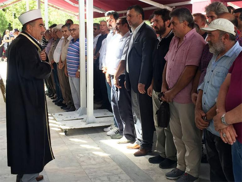 Halil Sezai, gözyaşları içinde babasını toprağa verdi - Resim: 3