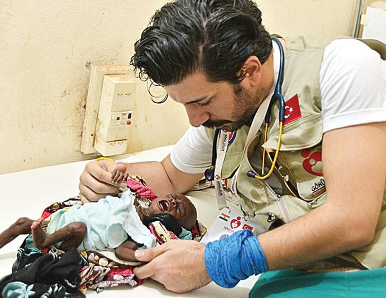 Ahlaksız teklifler bilerek kolunu kıranlar! Bunlar nasıl doktor - Resim: 2