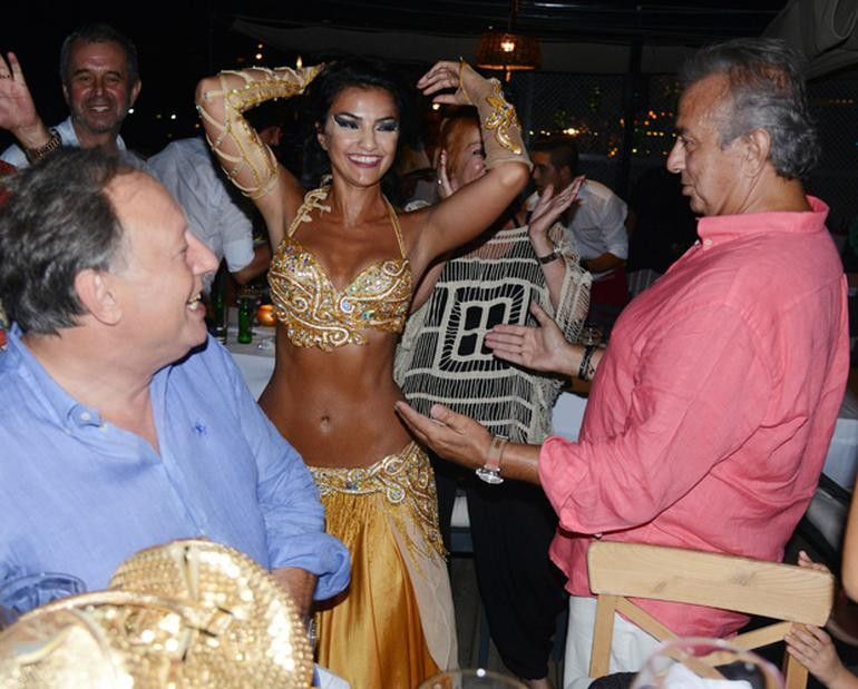 Dansözle nasıl oynadılar! Bakın kim o ünlüler - Resim: 2