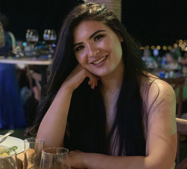 Hanife Gürdal mini elbiseli pozuyla bacağını ifşa etti fotoğrafı apar topar kaldırdı - Resim: 3