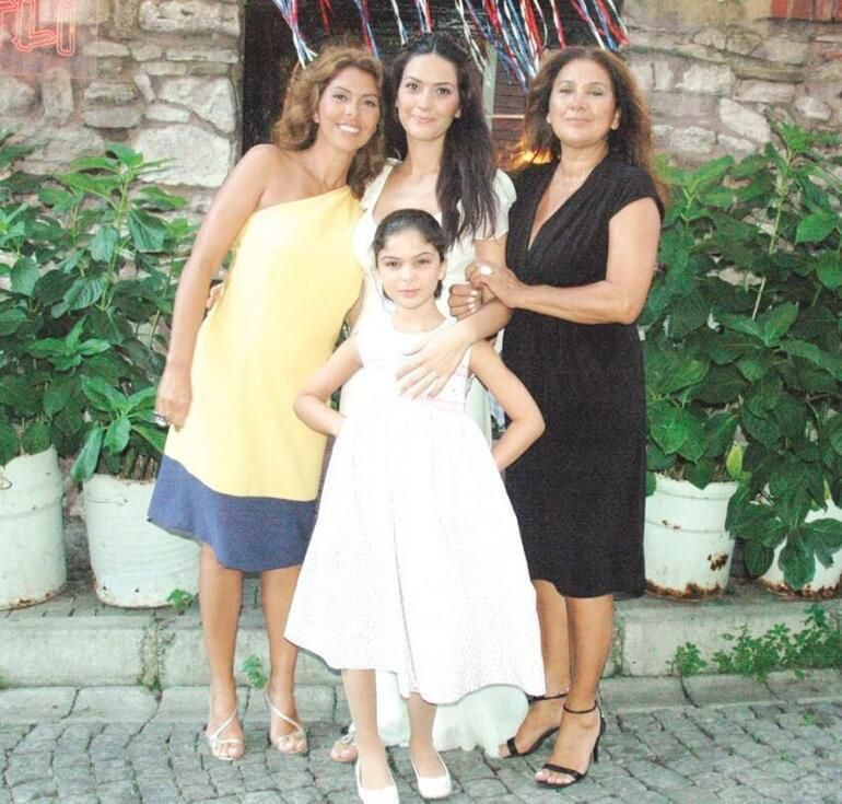 Bergüzar Korel'in kardeşi Zeynep Korel'den annesi Hülya Darcan'a şok! Şikayet etmişti... - Resim: 1