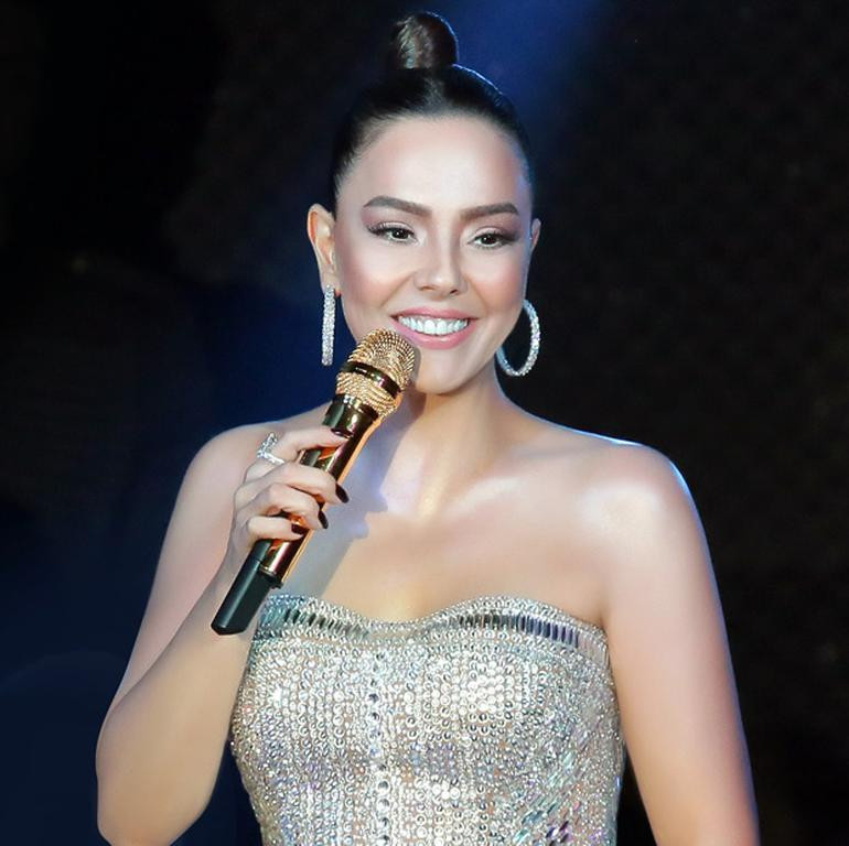 Ebru Gündeş'in mikrofonun fiyatı dudak uçuklattı - Resim: 1