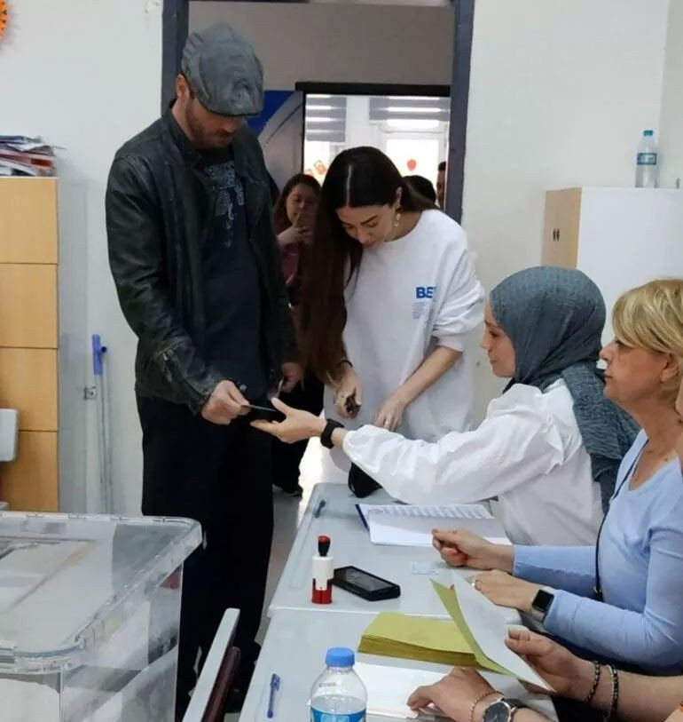 Ünlüler sandık başına gitti! Cem Yılmaz '100 Lira' isteyince ortalık yıkıldı - Resim: 3