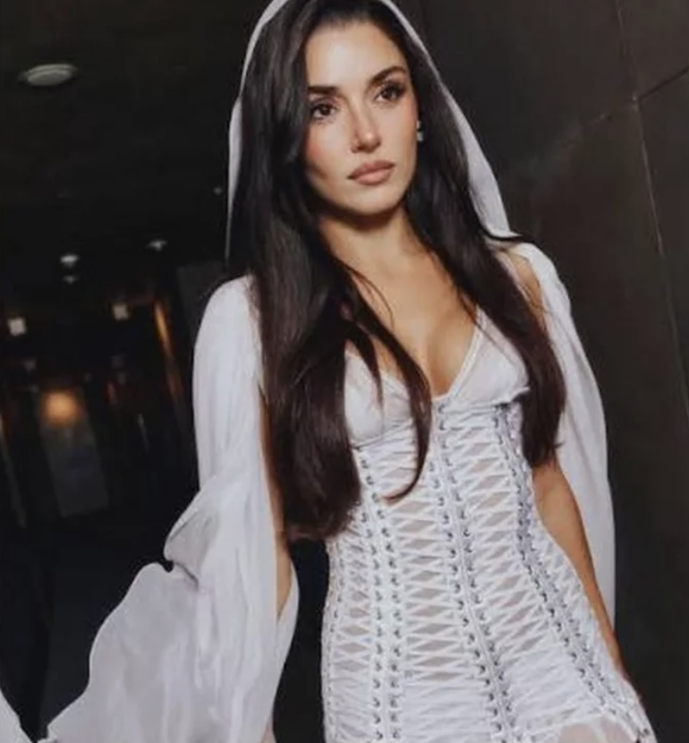 Hande Erçel Milano'da! Tarzı ile gecenin en dikkat çeken ismi oldu - Resim: 2