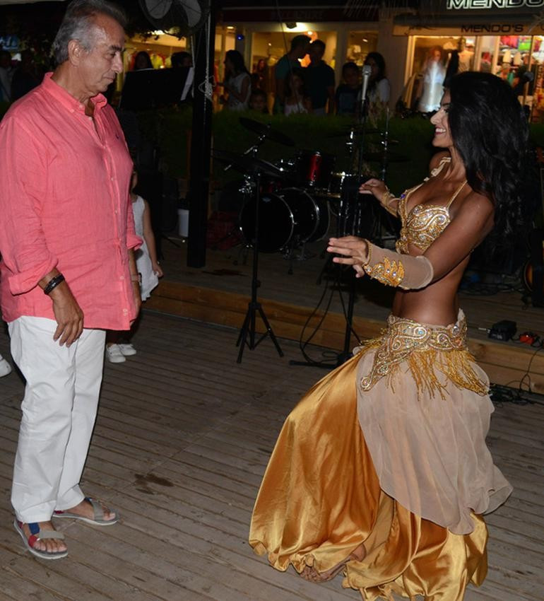 Dansözle nasıl oynadılar! Bakın kim o ünlüler - Resim: 3