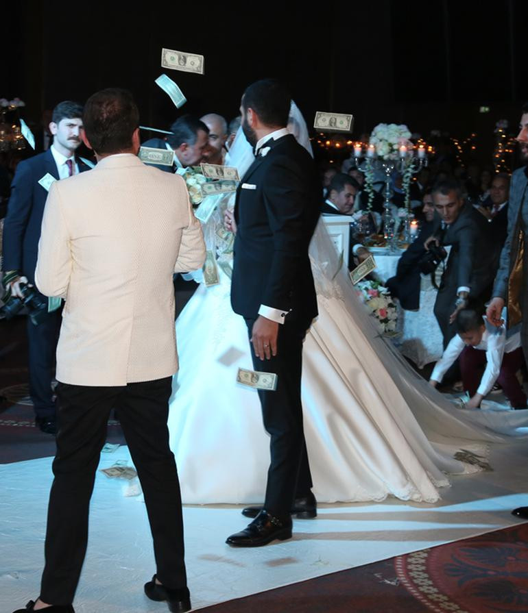 Ünlü türkücünün kızı evlendi! Kilo kilo altın taktılar - Resim: 1