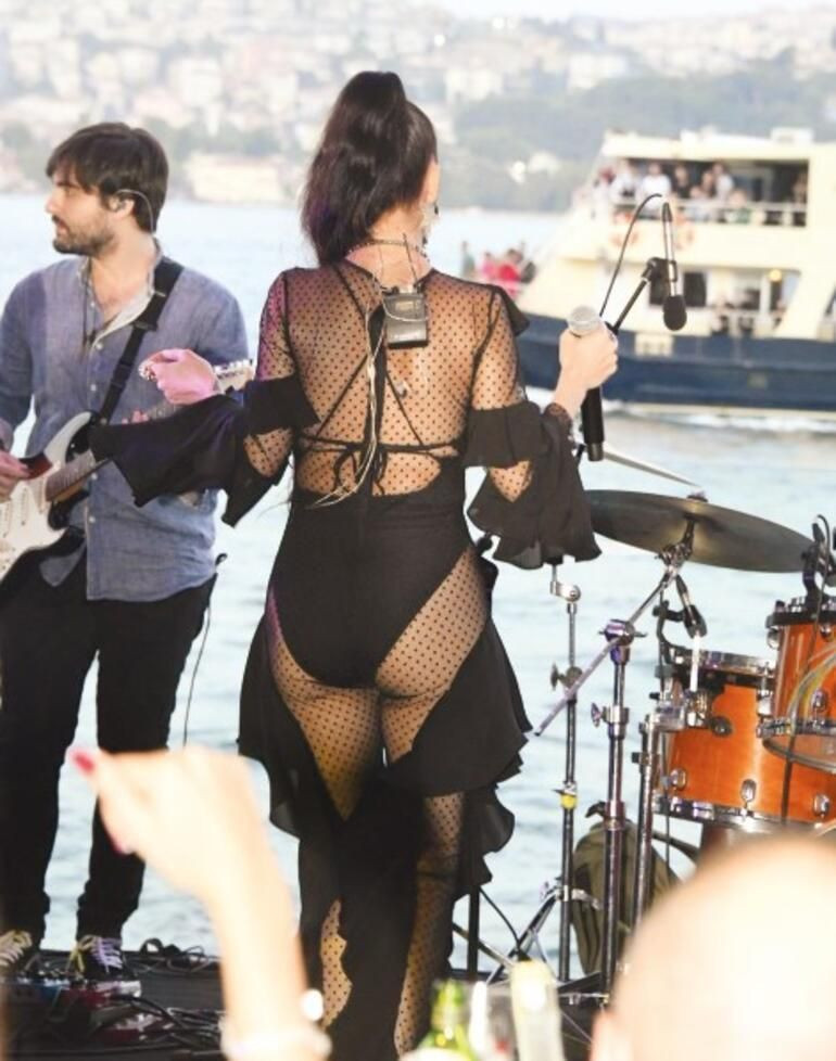 Hande Yener 'Gülşen'den daha cesur dekolte giyeceğim' demişti! Olay kıyafet... - Resim: 4