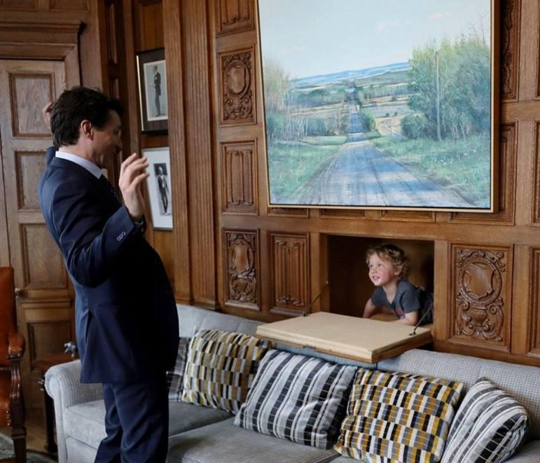 Kanada'nın yeni başbakanına bakın koltuğu kaptı - Resim: 1