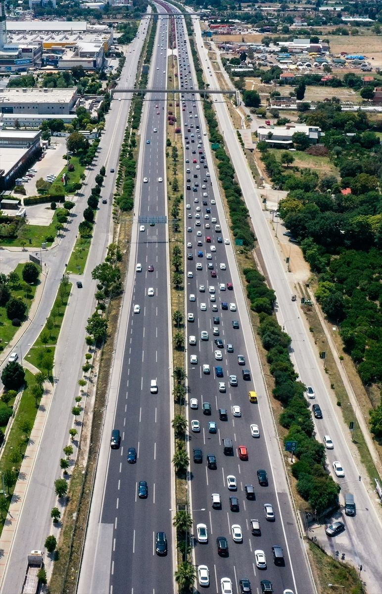 İzmir'de araç kuyrukları uzadıkça uzadı! Tatil beldelerinin yolları kilit! - Resim: 1