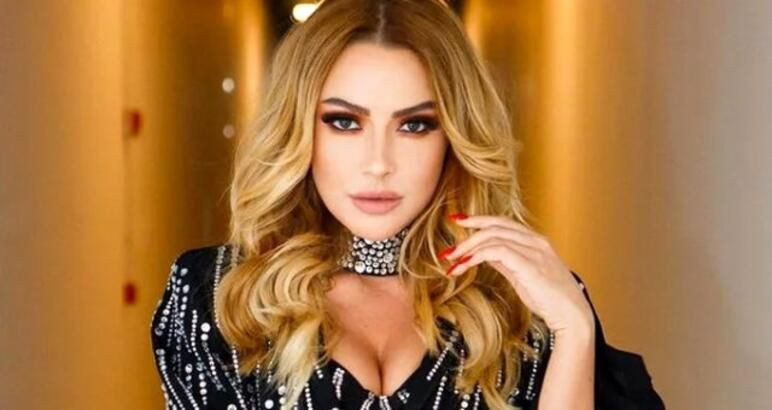 Hadise, O Ses Türkiye'de giydiği dekolteli elbiseyle sosyal medyayı salladı - Resim: 4