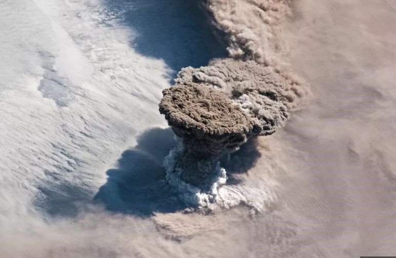 Uluslararası Uzay İstasyonu astronotları görüntüledi! Raikoke volkanının patlaması - Resim: 1