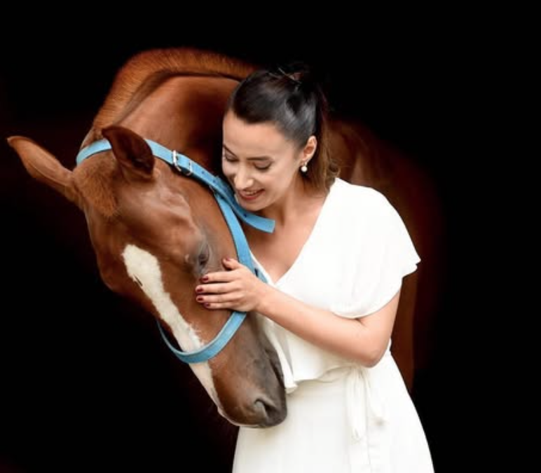 Ünlü spiker Esen Gök kendini astı! Esen Gök nereli eşi var mı intihar sebebini ablasına... - Resim: 1