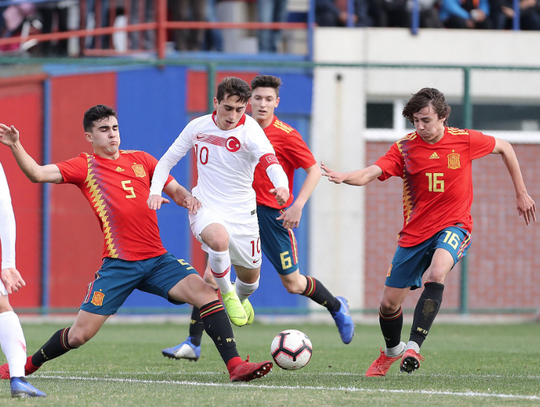 Fenerbahçeli Ömer Faruk Beyaz Avrupa'nın devlerini peşine taktı - Resim: 3