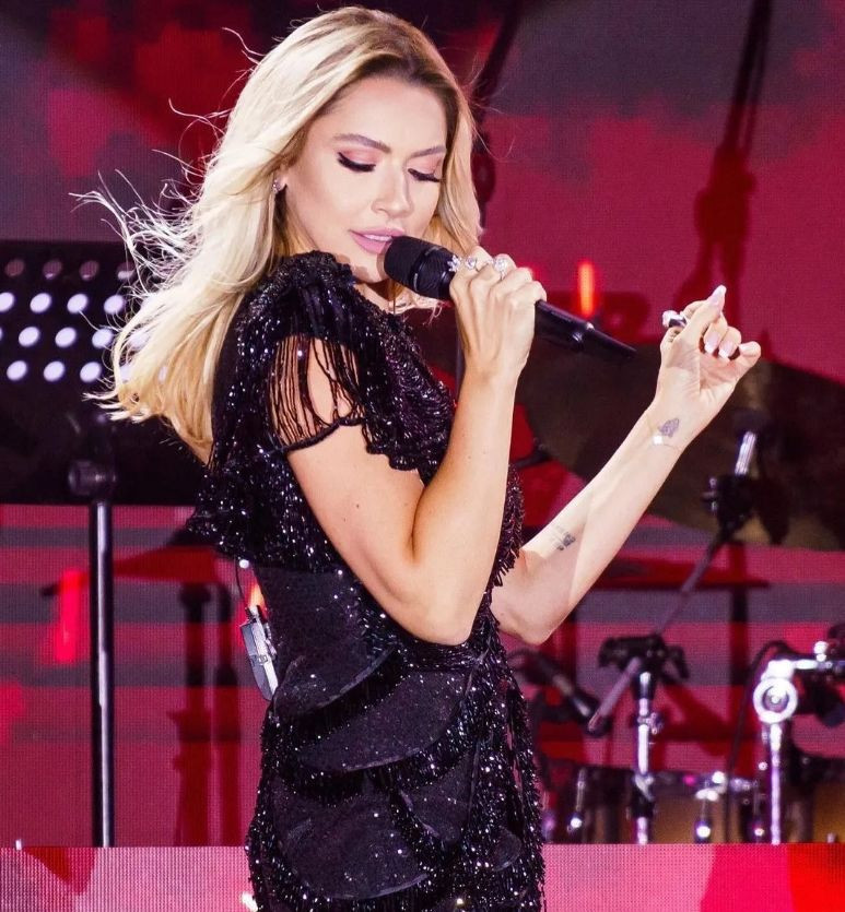 Hadise yine ortalığı salladı Mini elbisesi gündem oldu! - Resim: 1