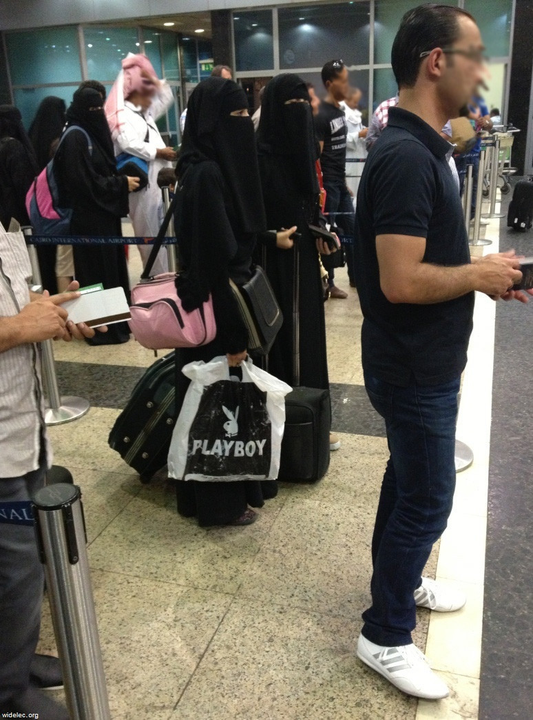 Playboy çantasıyla yakalanan çarşaflı kadınlar - Resim: 1