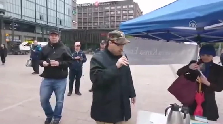 Finlandiya'da skandal olay! Kur'anı-ı Kerim'i yırtmaya kalkışınca... - Resim: 1