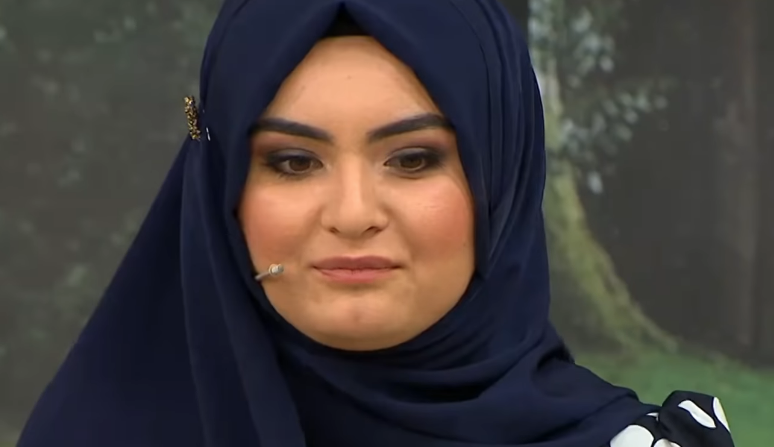 Başörtüsünü çıkarıp havuz pozu veren gelin adayı Hanife: Yakında g.tümü göstereceğim - Resim: 1